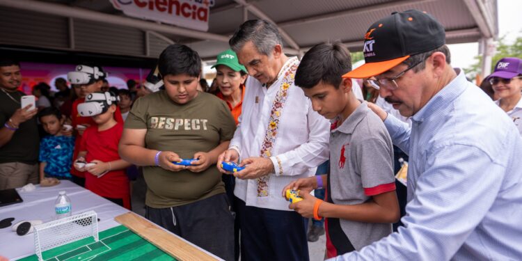 Rodeado de niños alegres, el gobernador Américo y el rector Dámaso Anaya disfrutaron de las amenidades de la UAT en el DIFzania 2026