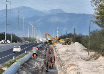 Con una inversión superior a los 140 millones de pesos por parte del Gobierno del Estado, encabezado por Américo Villarreal Anaya, la planta potabilizadora de la presa Vicente Guerrero se consolida como una obra clave para el funcionamiento de la segunda línea del acueducto “Guadalupe Victoria”.  El secretario de Obras Públicas, Pedro Cepeda Anaya, indicó que la visión del gobernador y el trabajo conjunto con el Gobierno Federal han hecho posible esta obra, la cual garantizará el suministro de agua potable a la capital de Tamaulipas.  El funcionario subrayó que este proyecto representa un avance importante en la infraestructura hidráulica de la entidad, al atender una de las principales demandas de la población.  “La segunda línea del acueducto es una obra de gran relevancia, ya que permitirá suministrar mil 500 litros por segundo, garantizando el abastecimiento de agua hasta el año 2050”, puntualizó el titular de la dependencia estatal.  Asimismo, Cepeda Anaya reiteró el compromiso del Gobierno del Estado de impulsar obras estratégicas que contribuyan a mejorar la calidad de vida de las y los ciudadanos, así como el bienestar social y el desarrollo sostenible de la entidad.