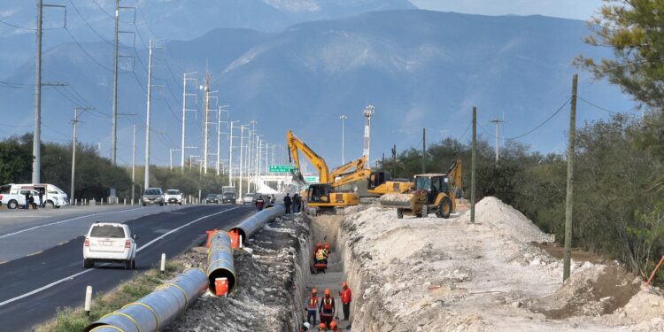 Con una inversión superior a los 140 millones de pesos por parte del Gobierno del Estado, encabezado por Américo Villarreal Anaya, la planta potabilizadora de la presa Vicente Guerrero se consolida como una obra clave para el funcionamiento de la segunda línea del acueducto “Guadalupe Victoria”.  El secretario de Obras Públicas, Pedro Cepeda Anaya, indicó que la visión del gobernador y el trabajo conjunto con el Gobierno Federal han hecho posible esta obra, la cual garantizará el suministro de agua potable a la capital de Tamaulipas.  El funcionario subrayó que este proyecto representa un avance importante en la infraestructura hidráulica de la entidad, al atender una de las principales demandas de la población.  “La segunda línea del acueducto es una obra de gran relevancia, ya que permitirá suministrar mil 500 litros por segundo, garantizando el abastecimiento de agua hasta el año 2050”, puntualizó el titular de la dependencia estatal.  Asimismo, Cepeda Anaya reiteró el compromiso del Gobierno del Estado de impulsar obras estratégicas que contribuyan a mejorar la calidad de vida de las y los ciudadanos, así como el bienestar social y el desarrollo sostenible de la entidad.