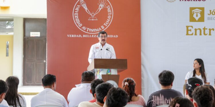 Encabeza el rector Dámaso Anaya entrega de becas a 493 estudiantes de la UAT