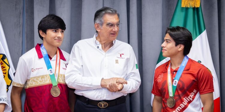 Recibe gobernador a históricos campeones tamaulipecos