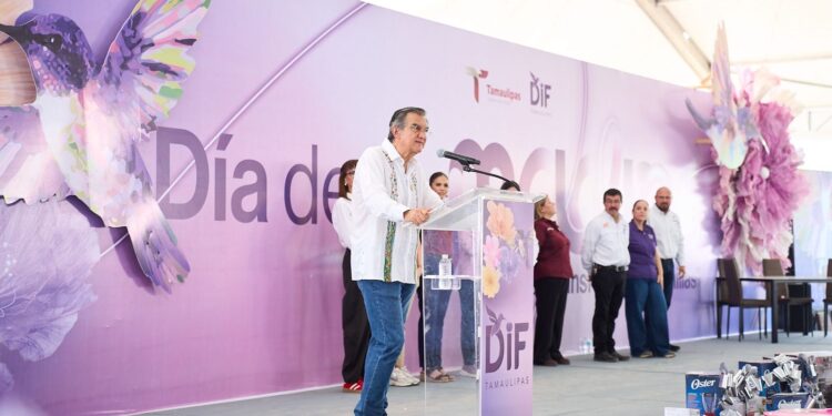 Américo y María celebran a las madres y llevan brigada de servicios a Abasolo