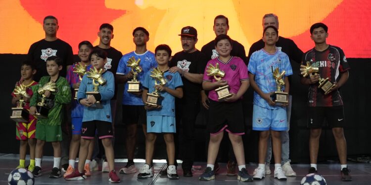 El rector inaugura la Copa UAT 2026 con Ricardo “Diablito” Chávez como invitado de honor