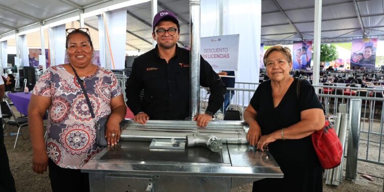 SEDENER entrega dos estufas eficientes de leña en la brigada del DIF Tamaulipas