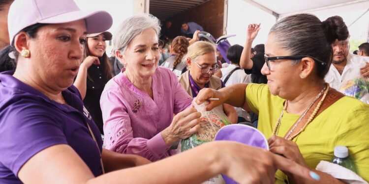 Américo y María celebran a las madres y llevan brigada de servicios a Abasolo