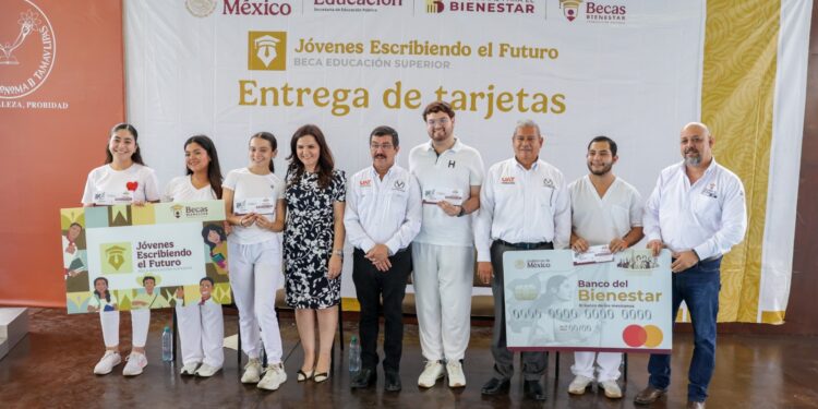 Encabeza el rector Dámaso Anaya entrega de becas a 493 estudiantes de la UAT