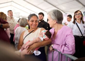 Américo y María celebran a las madres y llevan brigada de servicios a Abasolo