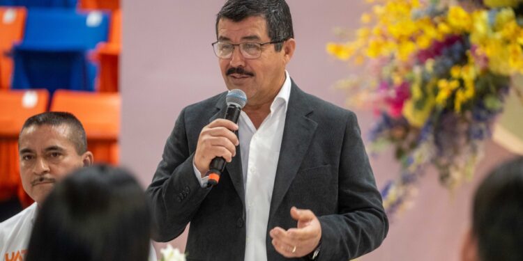 Dámaso Anaya reconoce la labor de las madres trabajadoras de la UAT