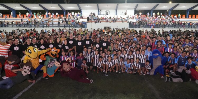 El rector inaugura la Copa UAT 2026 con Ricardo “Diablito” Chávez como invitado de honor
