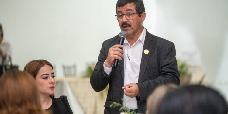Festejan a maestros de Familia UAT