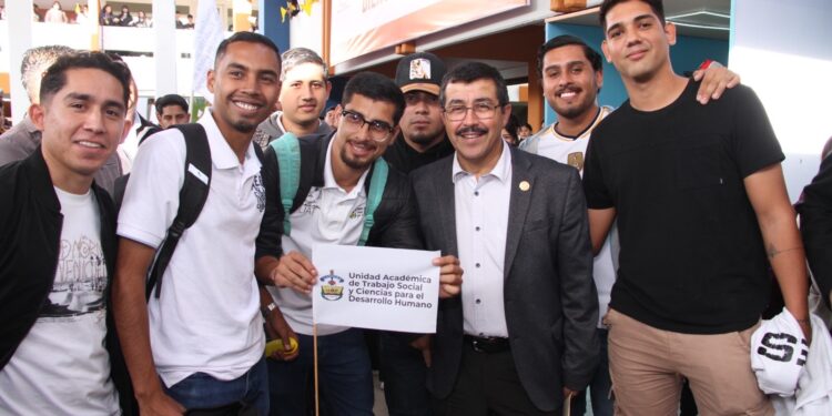 Reafirma rector de la UAT compromiso con la comunidad estudiantil