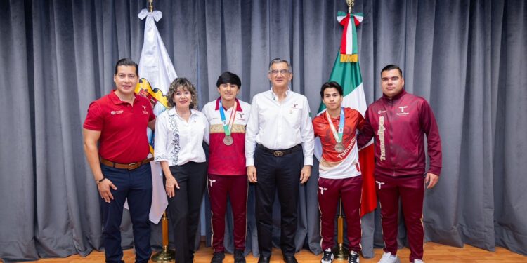 Recibe gobernador a históricos campeones tamaulipecos