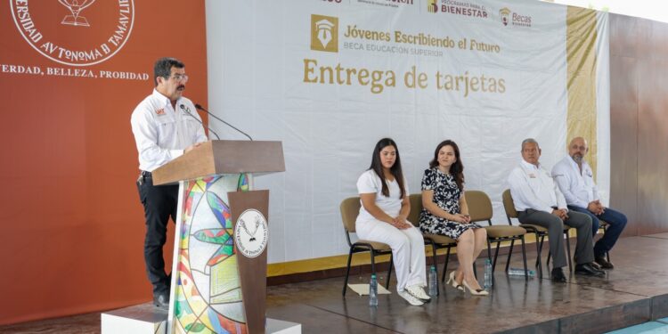 Encabeza el rector Dámaso Anaya entrega de becas a 493 estudiantes de la UAT