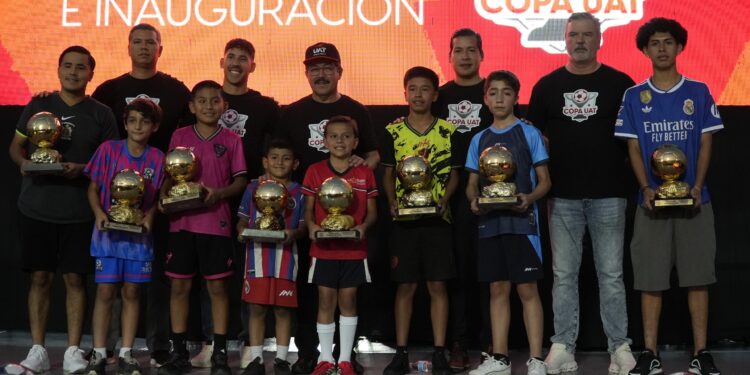 El rector inaugura la Copa UAT 2026 con Ricardo “Diablito” Chávez como invitado de honor