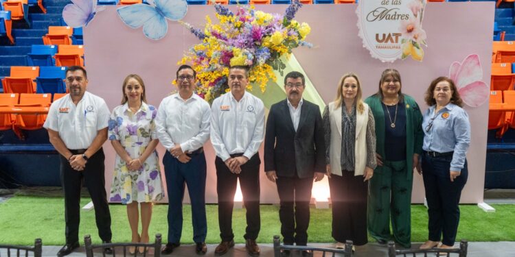 Dámaso Anaya reconoce la labor de las madres trabajadoras de la UAT