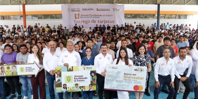 Encabeza el rector Dámaso Anaya entrega de becas a 493 estudiantes de la UAT