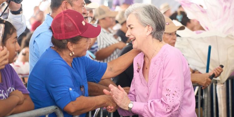 Américo y María celebran a las madres y llevan brigada de servicios a Abasolo