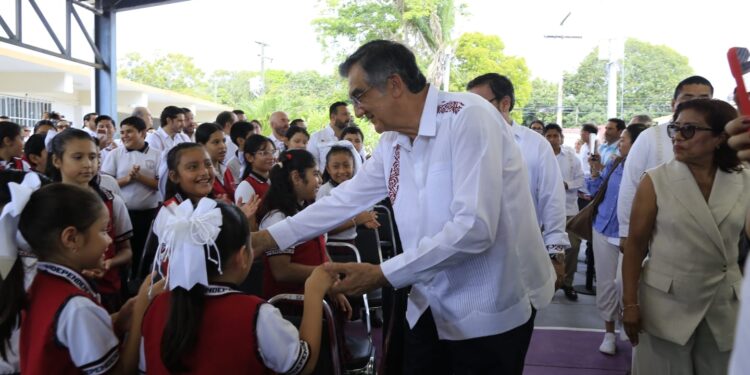 Trabajamos para que haya mejores escuelas y más oportunidades para todas y todos: Américo