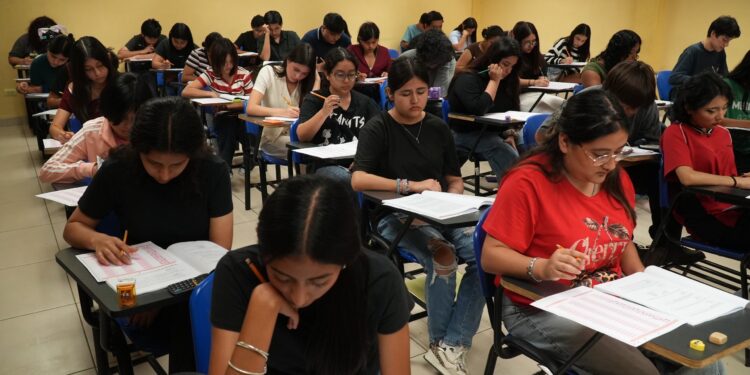 Aspirantes a ingresar a la UAT presentan examen CENEVAL