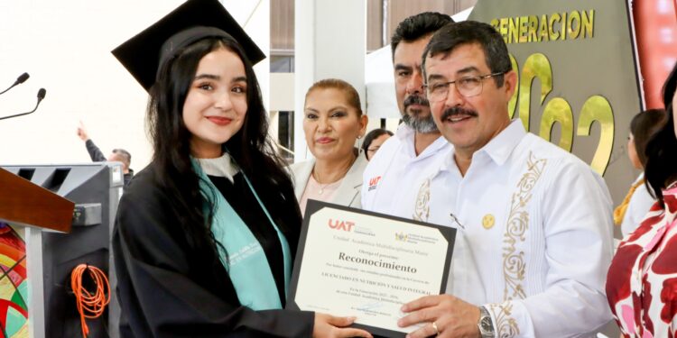 Entrega la UAT en la UAM-Mante nuevos profesionales de la salud y la educación