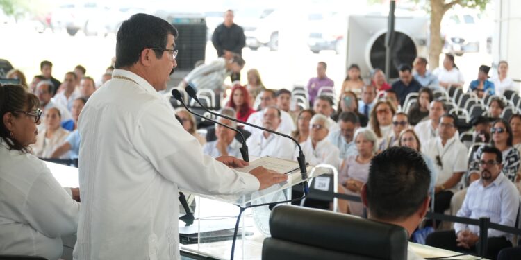 En homenaje solemne reconoce la UAT trayectoria de 215 docentes