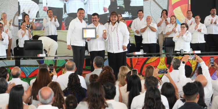 En homenaje solemne reconoce la UAT trayectoria de 215 docentes