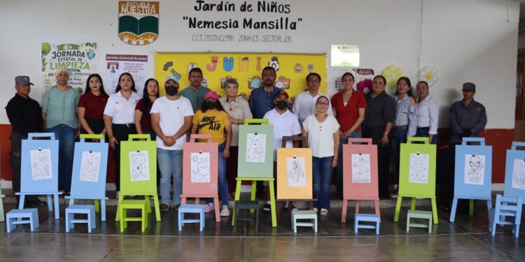 Adolescentes en conflicto con la Ley Penal elaboran y donan mobiliario de creación artística a Jardín de Niños de Güémez