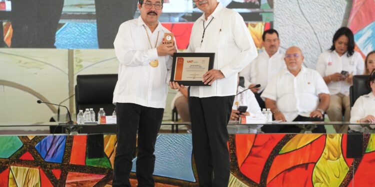 En homenaje solemne reconoce la UAT trayectoria de 215 docentes