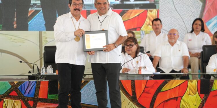 En homenaje solemne reconoce la UAT trayectoria de 215 docentes