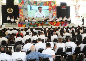 En homenaje solemne reconoce la UAT trayectoria de 215 docentes