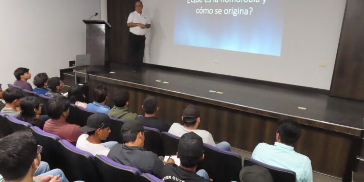 Atienden estudiantes de la UPV conferencia sobre adicción al celular