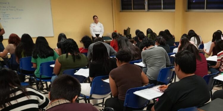 Aspirantes a ingresar a la UAT presentan examen CENEVAL