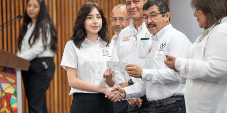 Reconoce la UAT excelencia académica con la entrega de más de 600 becas y estímulos educativos