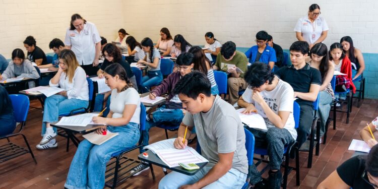 Aspirantes a ingresar a la UAT presentan examen CENEVAL