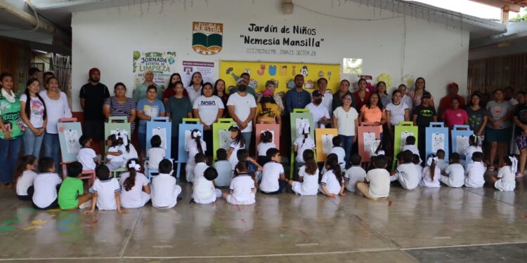 Adolescentes en conflicto con la Ley Penal elaboran y donan mobiliario de creación artística a Jardín de Niños de Güémez