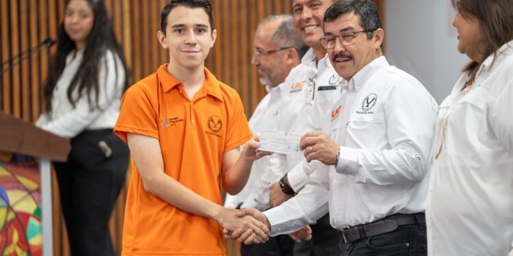 Reconoce la UAT excelencia académica con la entrega de más de 600 becas y estímulos educativos