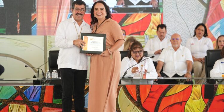 En homenaje solemne reconoce la UAT trayectoria de 215 docentes