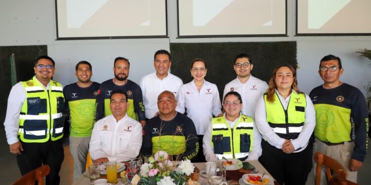 Reconoce Salud humanismo de las paramédicas y paramédicos en su día