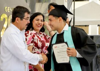 Entrega la UAT en la UAM-Mante nuevos profesionales de la salud y la educación