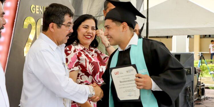 Entrega la UAT en la UAM-Mante nuevos profesionales de la salud y la educación