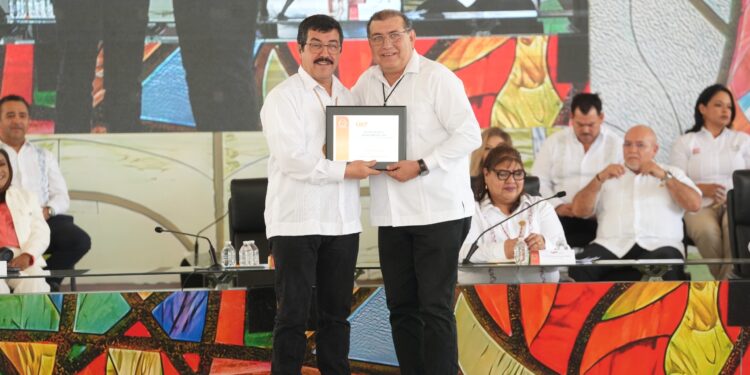 En homenaje solemne reconoce la UAT trayectoria de 215 docentes