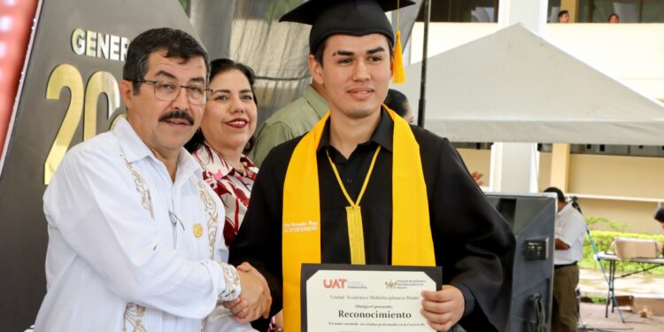 Entrega la UAT en la UAM-Mante nuevos profesionales de la salud y la educación