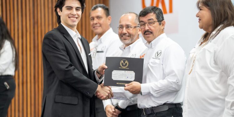 Reconoce la UAT excelencia académica con la entrega de más de 600 becas y estímulos educativos