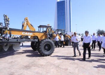 Entrega Américo Villarreal vehículos y maquinaria por 125.2 mdp