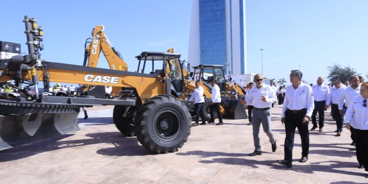 Entrega Américo Villarreal vehículos y maquinaria por 125.2 mdp