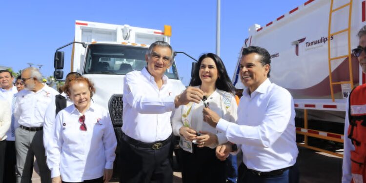 Entrega Américo Villarreal vehículos y maquinaria por 125.2 mdp
