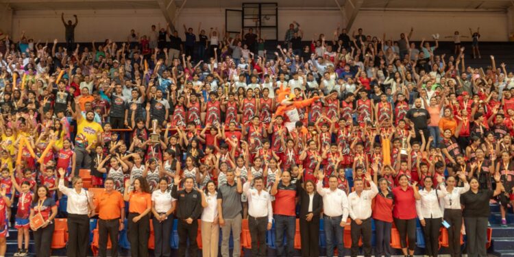 El rector Dámaso Anaya consolida el éxito de la primera Copa UAT de Básquetbol