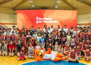 Rector Dámaso Anaya encabeza presentación oficial del Corre Basket UAT para la temporada 2026 de la LNBP