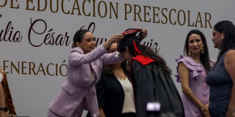 Gradúa a nueva generación de docentes de preescolar la Normal de Educadoras “Maestra Estefanía Castañeda”