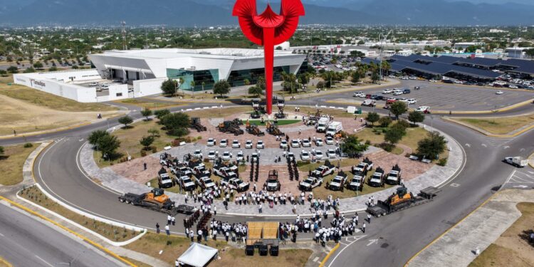 Entrega Américo Villarreal vehículos y maquinaria por 125.2 mdp